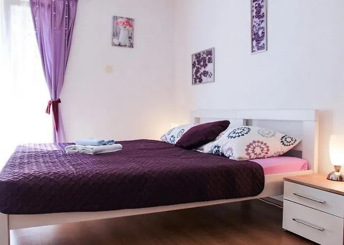 By The Sea - 15200 Apartman